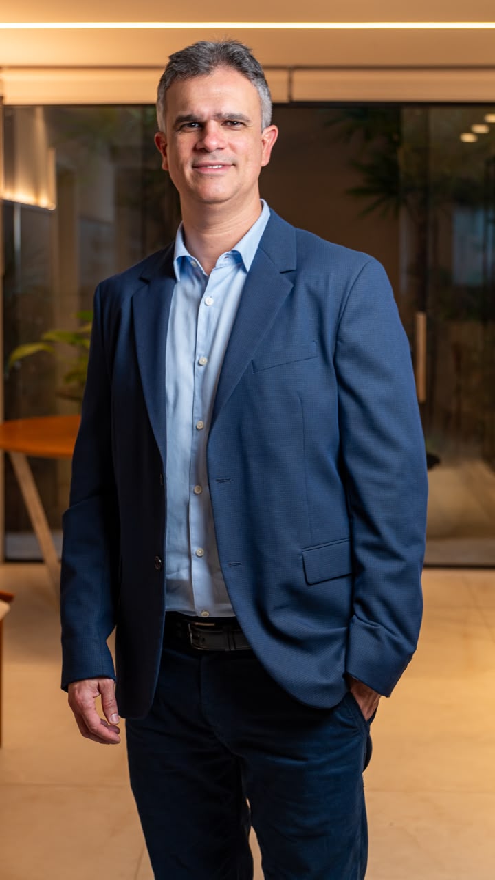 Dr. Flávio Calhau Machado